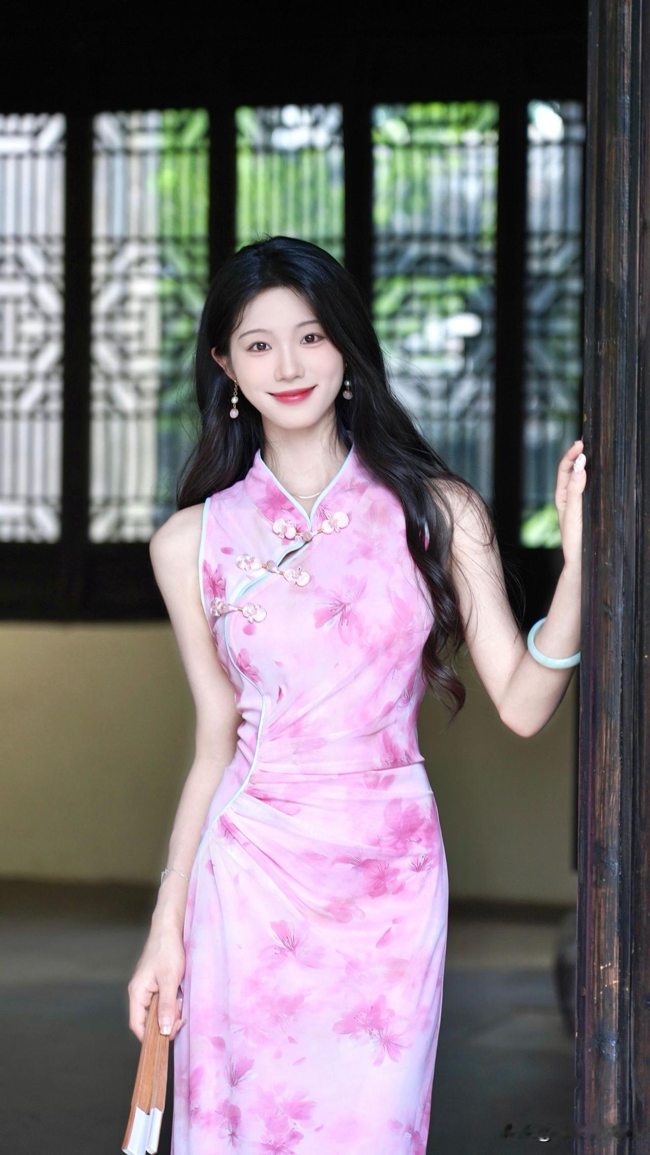 女性旗袍如何搭配好看?