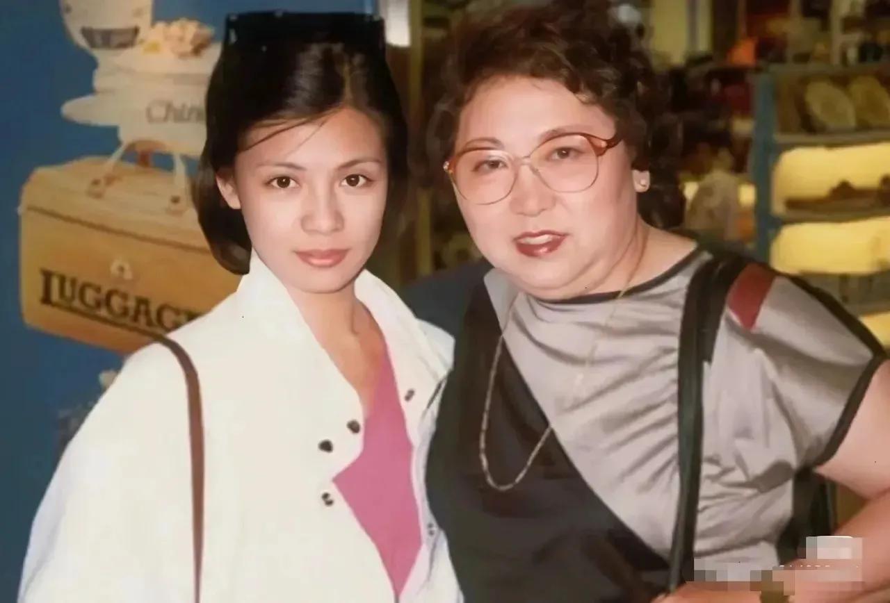 80年代初，翁美玲和她母亲张明如，一张罕见的合影，这张照片展现了翁美玲青春靓丽的