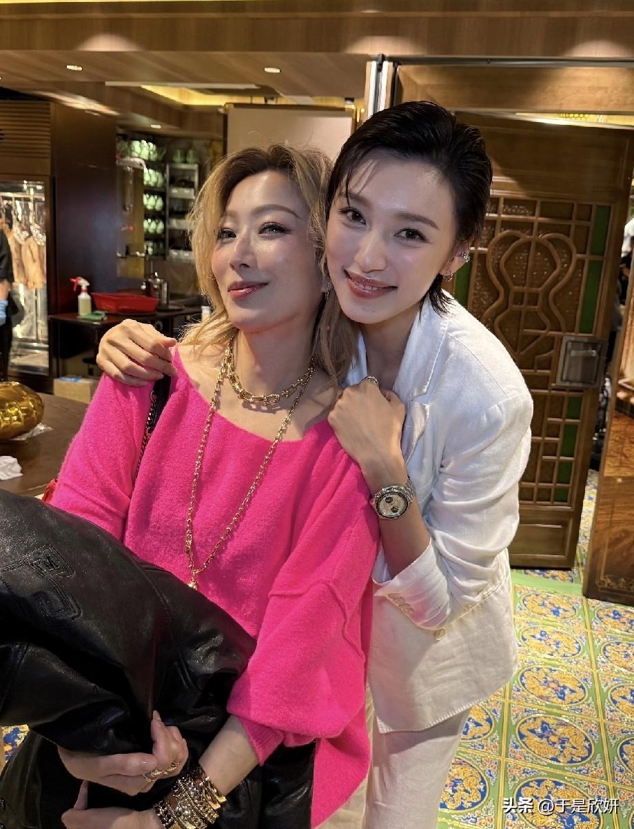 🔥两代港片女神同框！郑秀文王丹妮私下聚会，网友：这才是真正的“传承感”
 
近