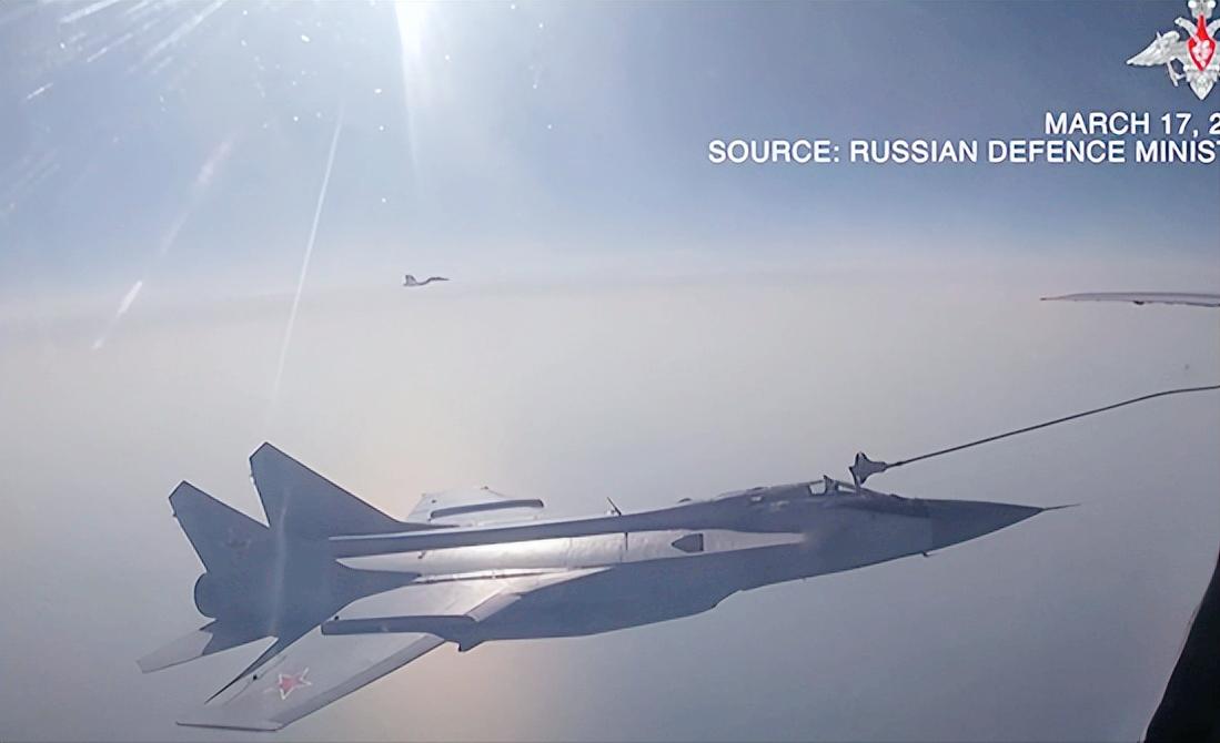 不装了！好好的常规巡航不飞，俄罗斯突然掏出压箱底的杀招，直接把最硬核的战机导弹组