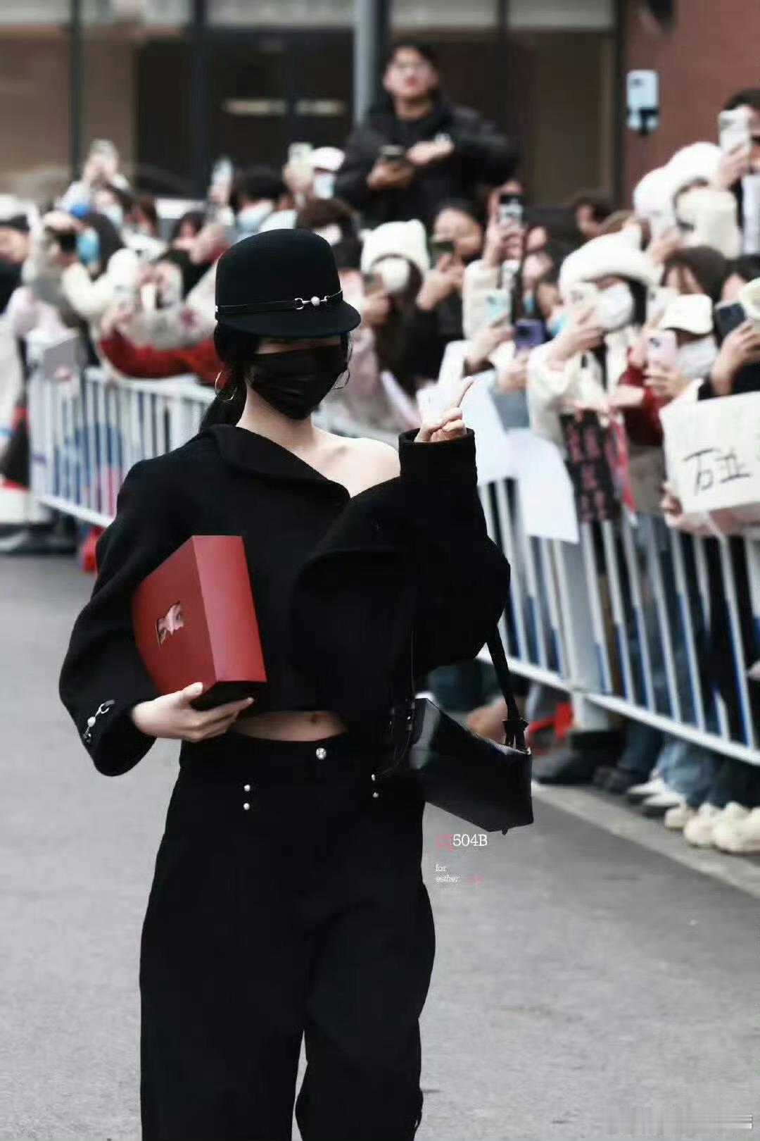 拿到虞书欣新专的我太得劲了 娃娃的细节处理得特别精致 头发和衣服都经得起细看 放