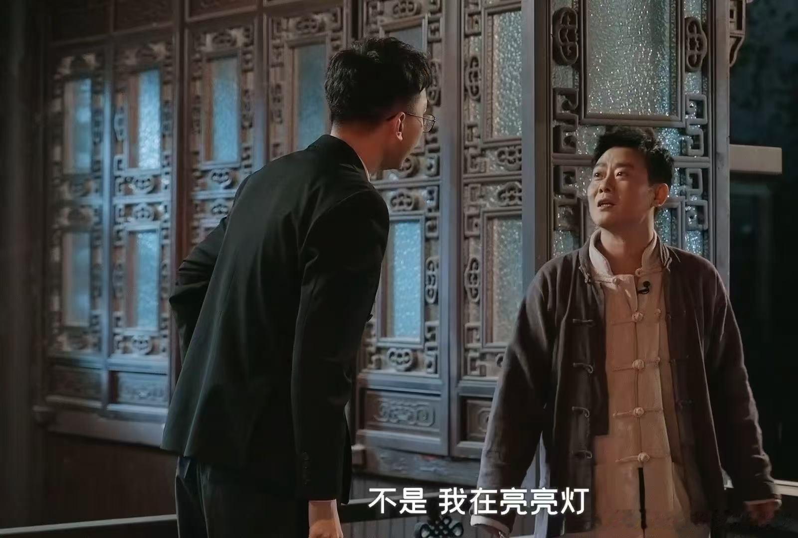 烧饼怕鸡不像是演的 烧饼的“天敌”找到了，竟然是小鸡！岳云鹏把鸡笼凑近时，饼哥惊