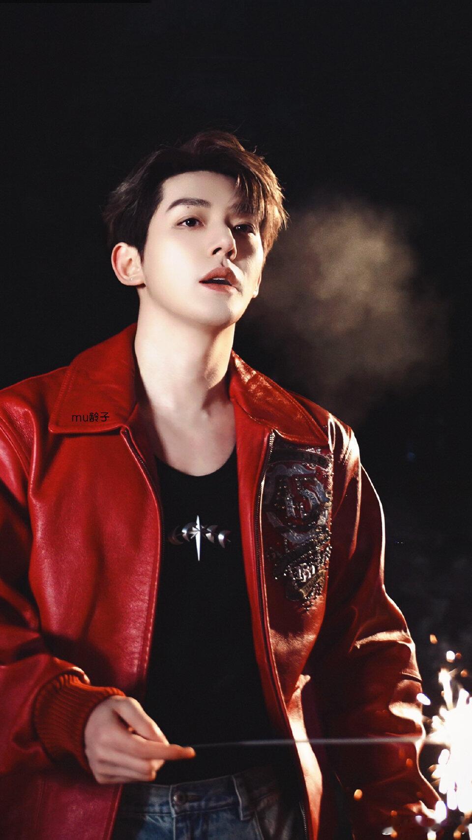 风格大赏 邓为的元旦营业大片堪称年度风格范本。身着Pelle Pelle重工款皮