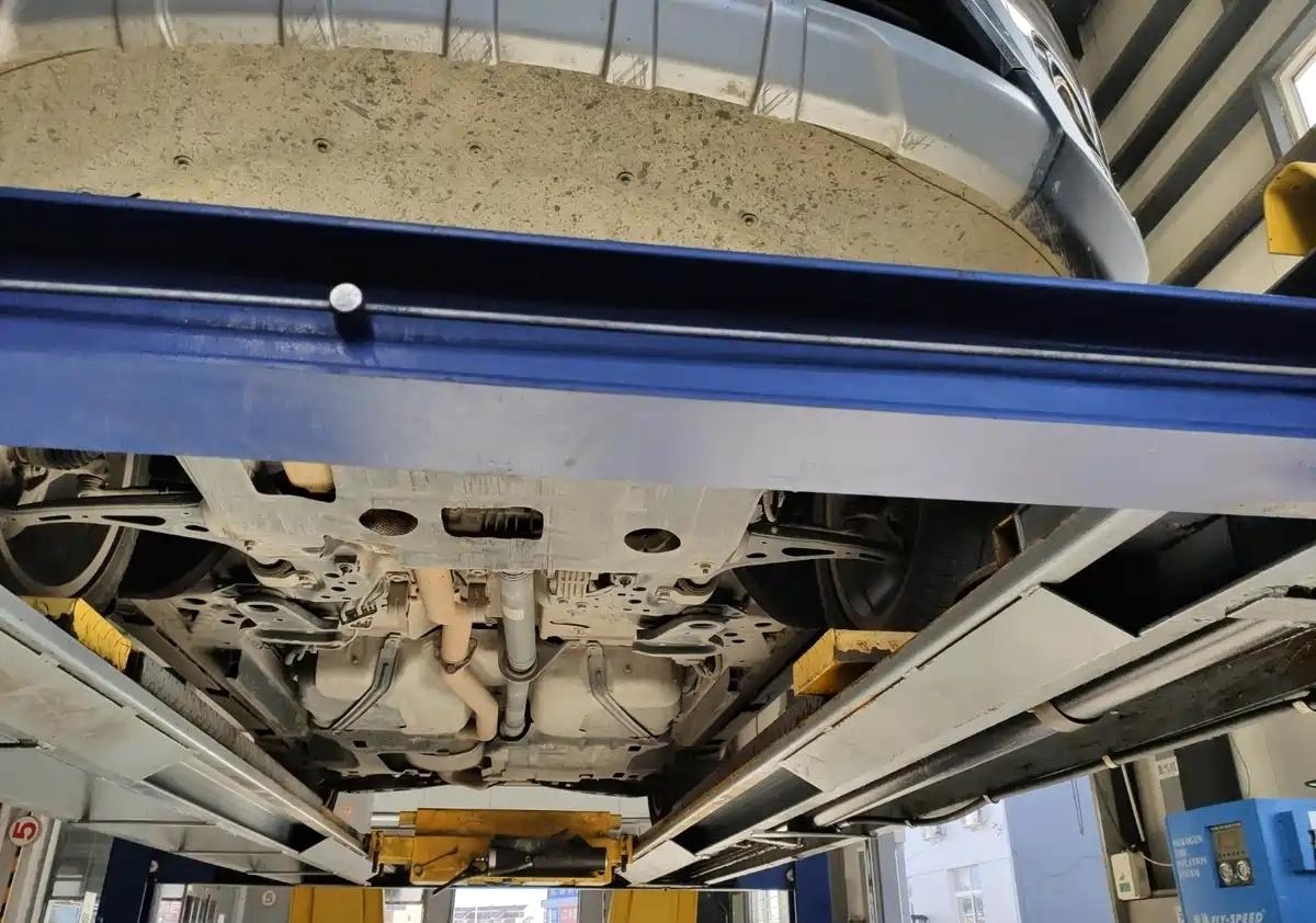 很多老车时间一长以后，松垮感非常的明显，这是什么原因呢？其实就是底盘缓震胶套老化