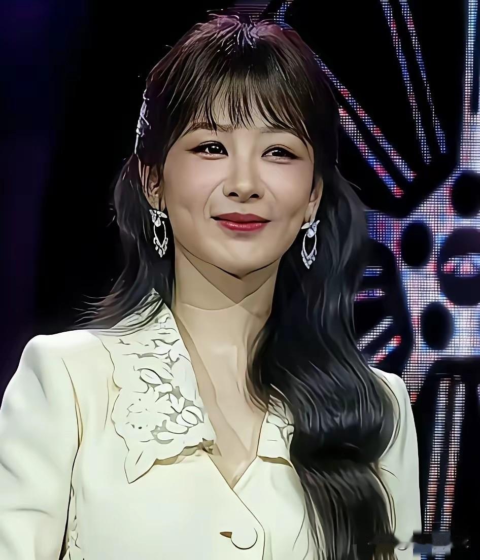 33岁的杨紫看起来竟然老了。
可能是拍摄的角度问题，但更多的原因应该是整容后遗症