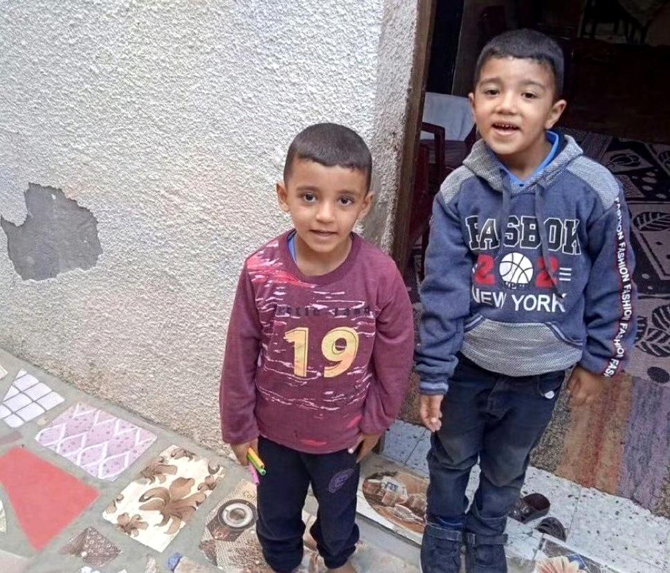 惨无人道！
加沙两名儿童因为出门捡柴火时越过了以色列画出的所谓界限，就被以色列国