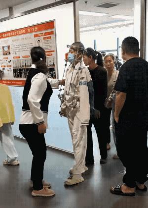 这些患者戴的都是一些什么设备？有人说这是治疗驼背的，有人说这是治疗颈椎毛病的，有