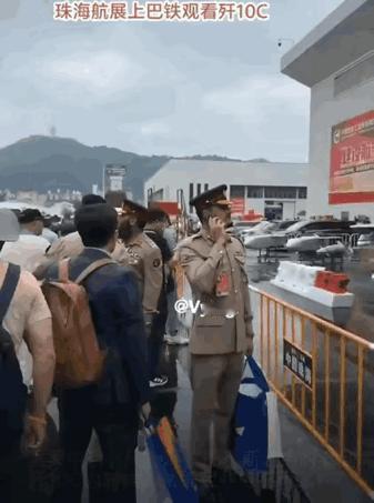 总结一下歼 - 10C的尊号：万众期待的，无敌的、敏锐的狩猎之王，游戏规则改变者