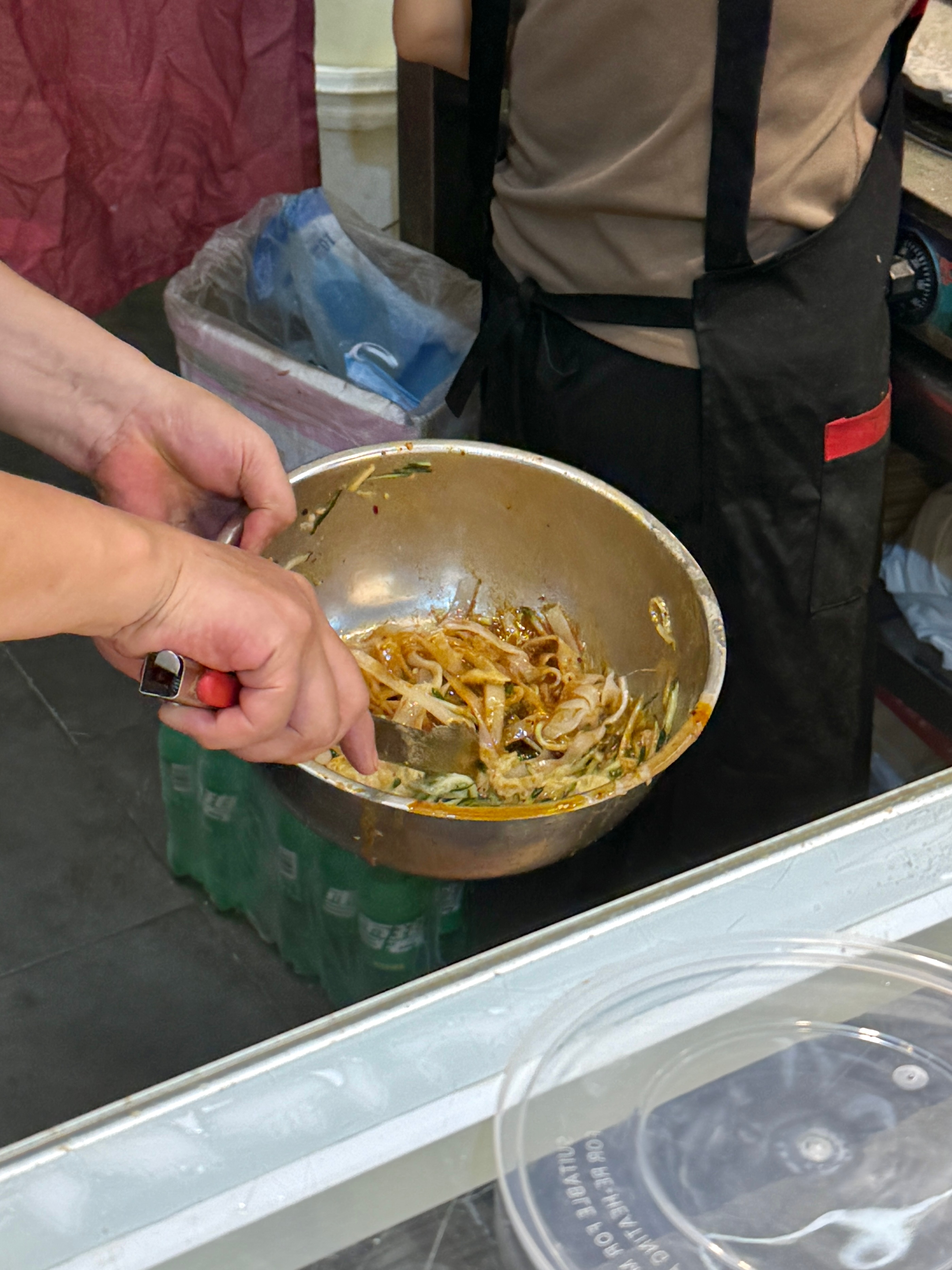 浮山所市场这家凉皮和炸串是夏日最佳快餐cp[打call]尤其是凉皮上的这把花生碎