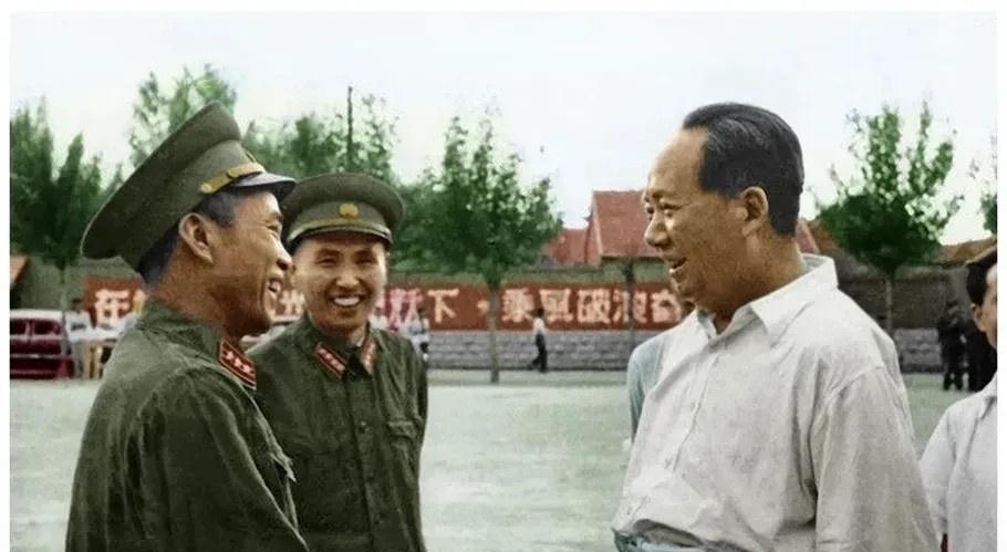 大家有没有翻过那些毛主席的老照片？不是报纸上那种严肃的，就是他混在老百姓堆里，被