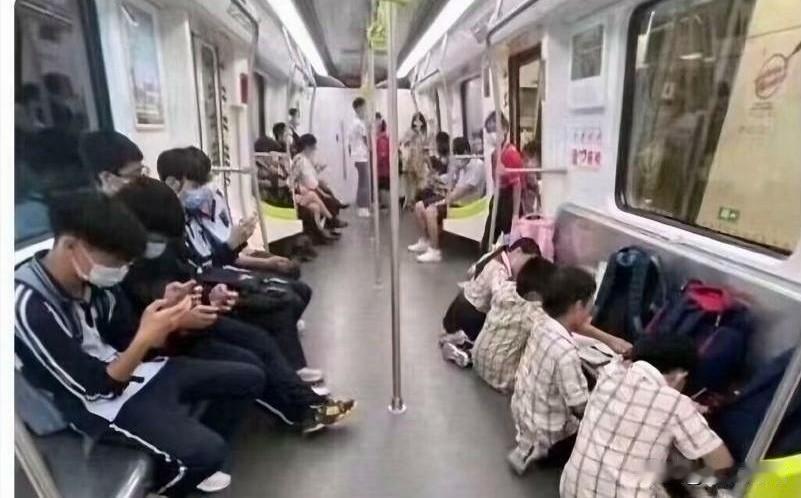 当今最毒害青少年的是什么?短视频，昨天在地铁上，我看见一初中生。

他刷着短视频