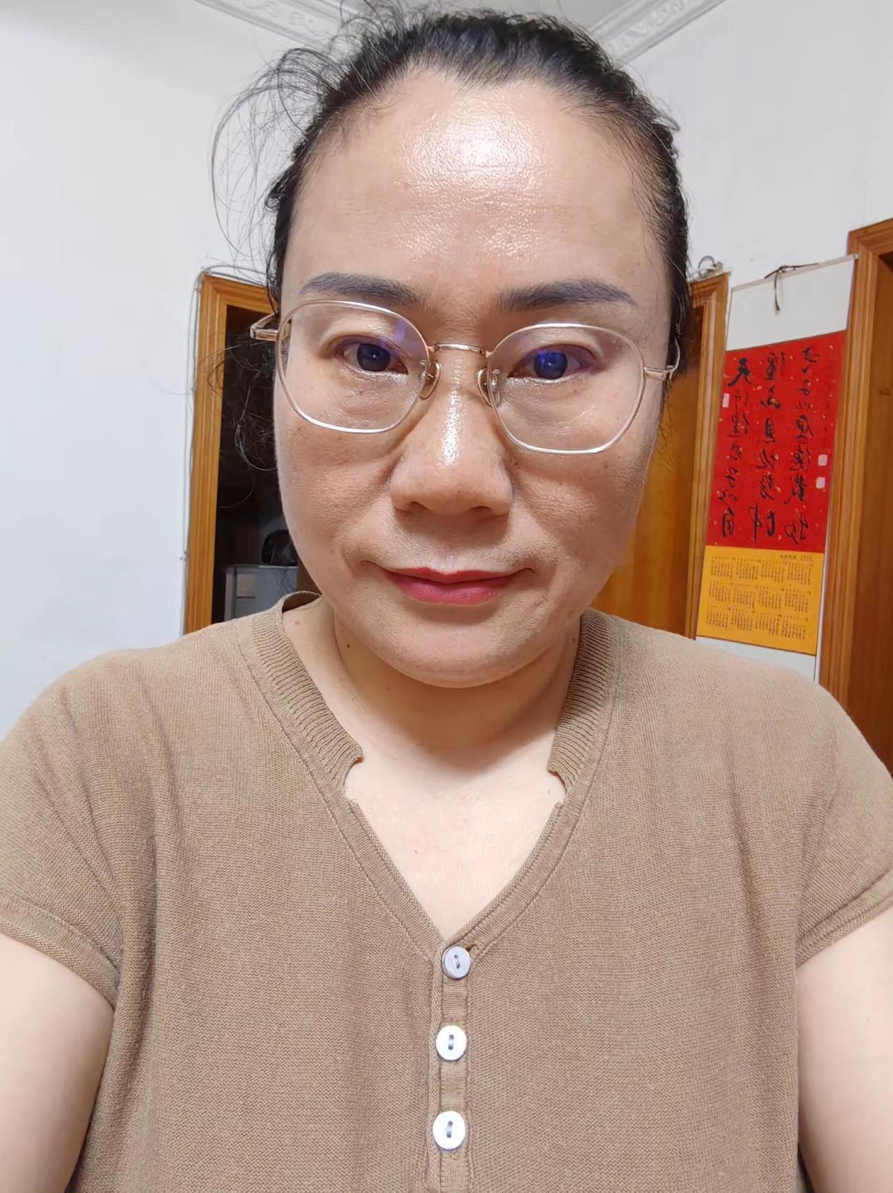 今天郁闷死了，一大早画美美的妆，一顾客问我有没有60岁！呜呜呜呜