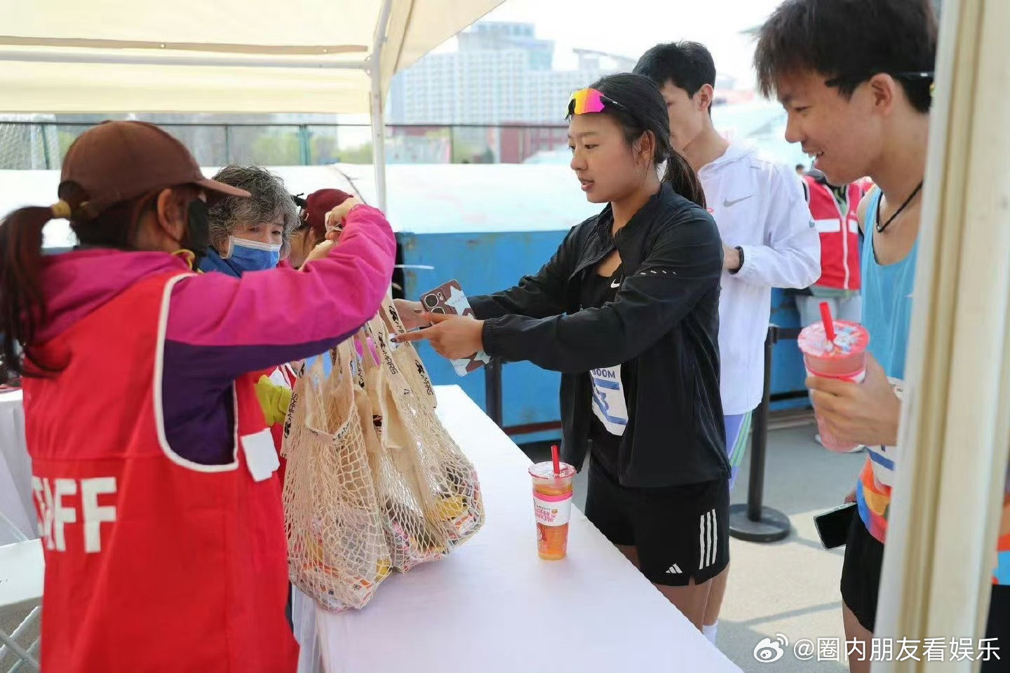 这就是大学生多吃不胖的原因吧 奶茶火锅一样不落，晨跑夜练从不缺席～ 大学生的秘诀