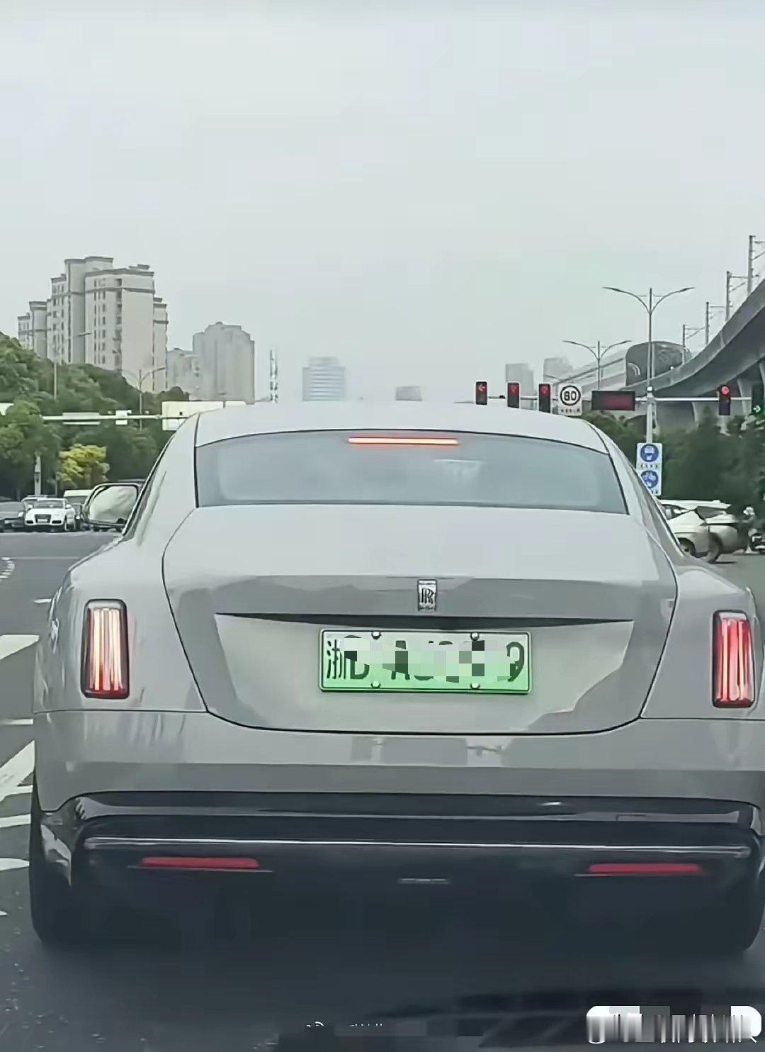 到底是怎样的家庭，竟然舍得花 700 多万去买一辆电动车呢？要是我呀，肯定就选国