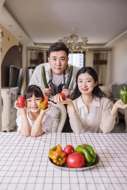 工作和家庭哪个重要，这真是个让人纠结的问题。工作能带来收入和成就感，没了工作，生