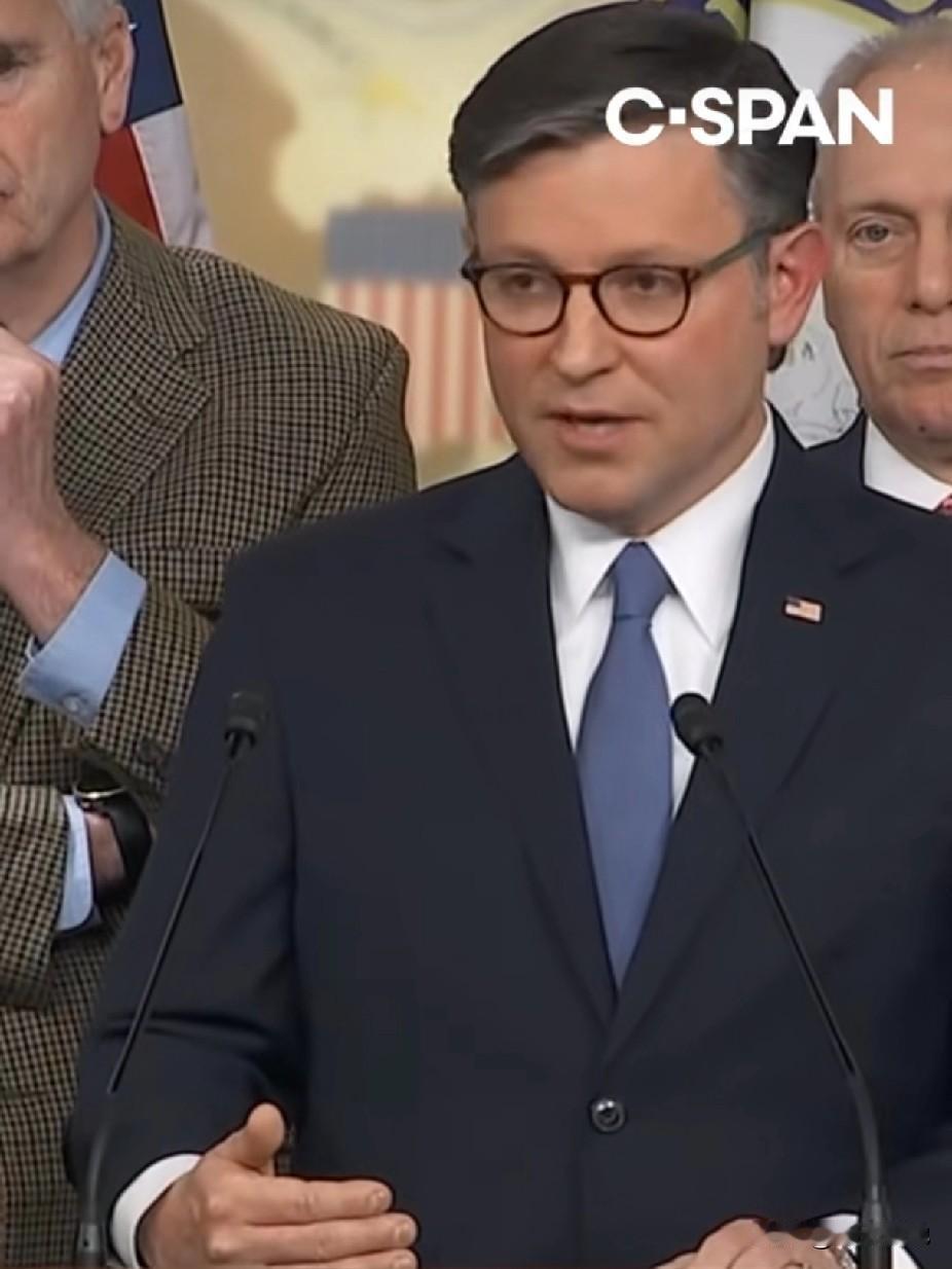 议长迈克约翰逊周二表示，他将投票支持爱泼斯坦法案，尽管他花了几个月时间试图阻止该