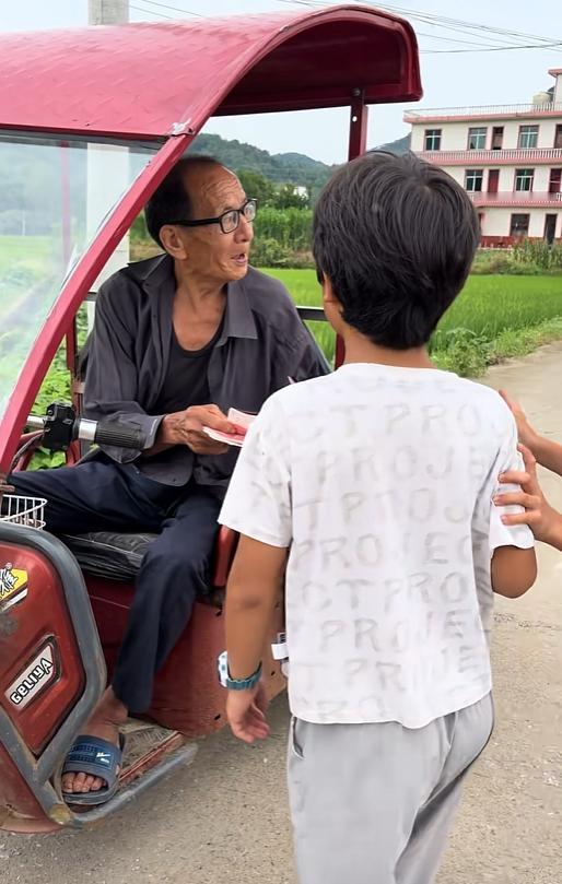 大爷掉了一千块，是给孙子交学费的，被几个小孩捡到如数归还，大爷掏出一百表示感谢，