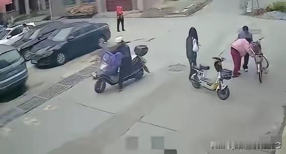 莆田这事儿越看越憋屈。

两个十五六岁的小姑娘，骑车路过没碰着老人，结果被索赔2