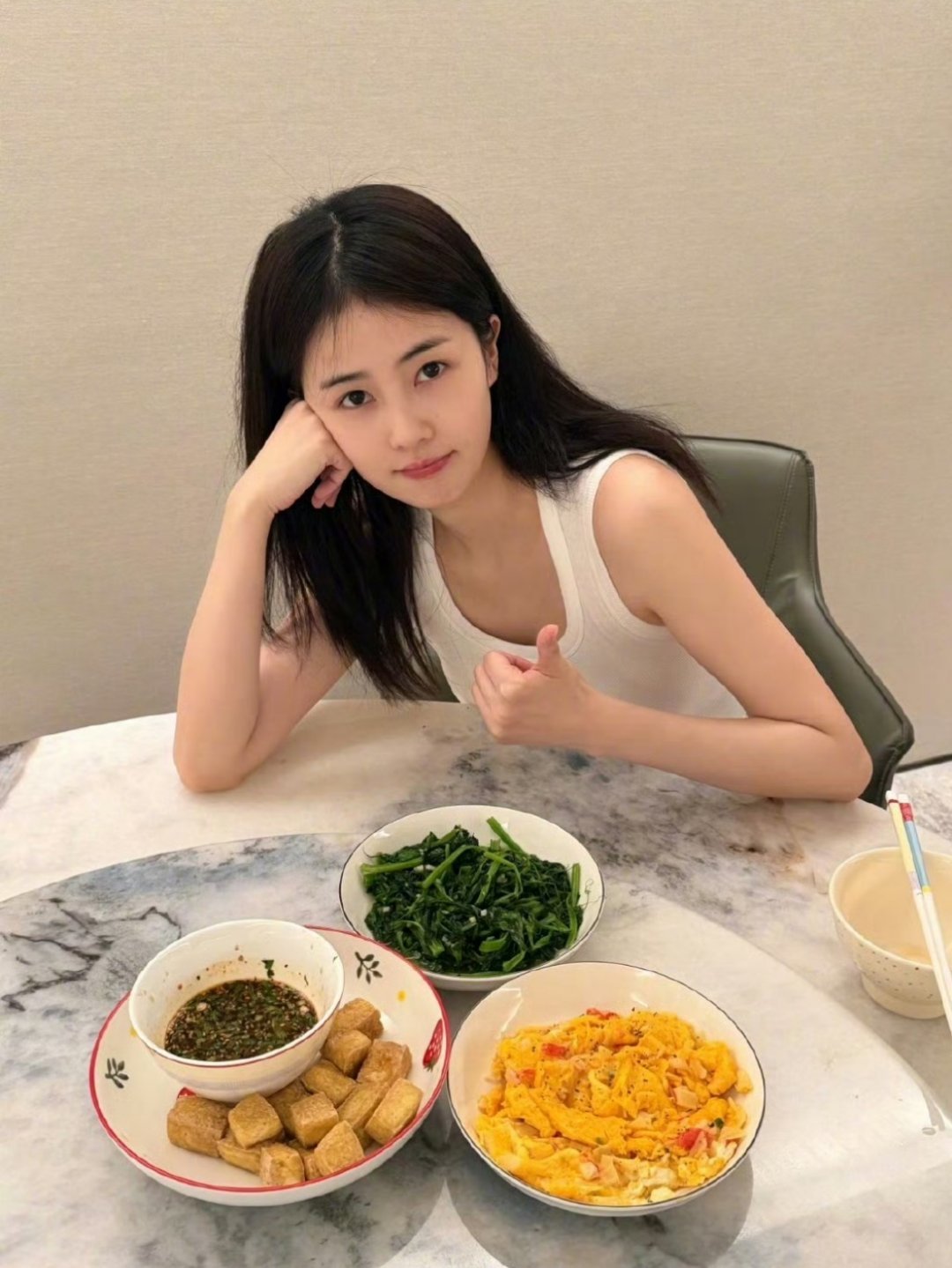 白鹿给助理呵呵做饭 娱乐圈双璧之一的白鹿姐姐继续开启自己的“食神”道路。其助理呵