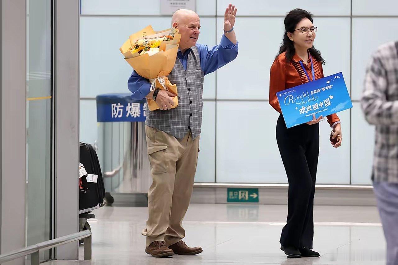 69岁美国退休教师罗纳德·萨科尔斯基成了全体美国人羡慕的对象！8月23日，他乘坐