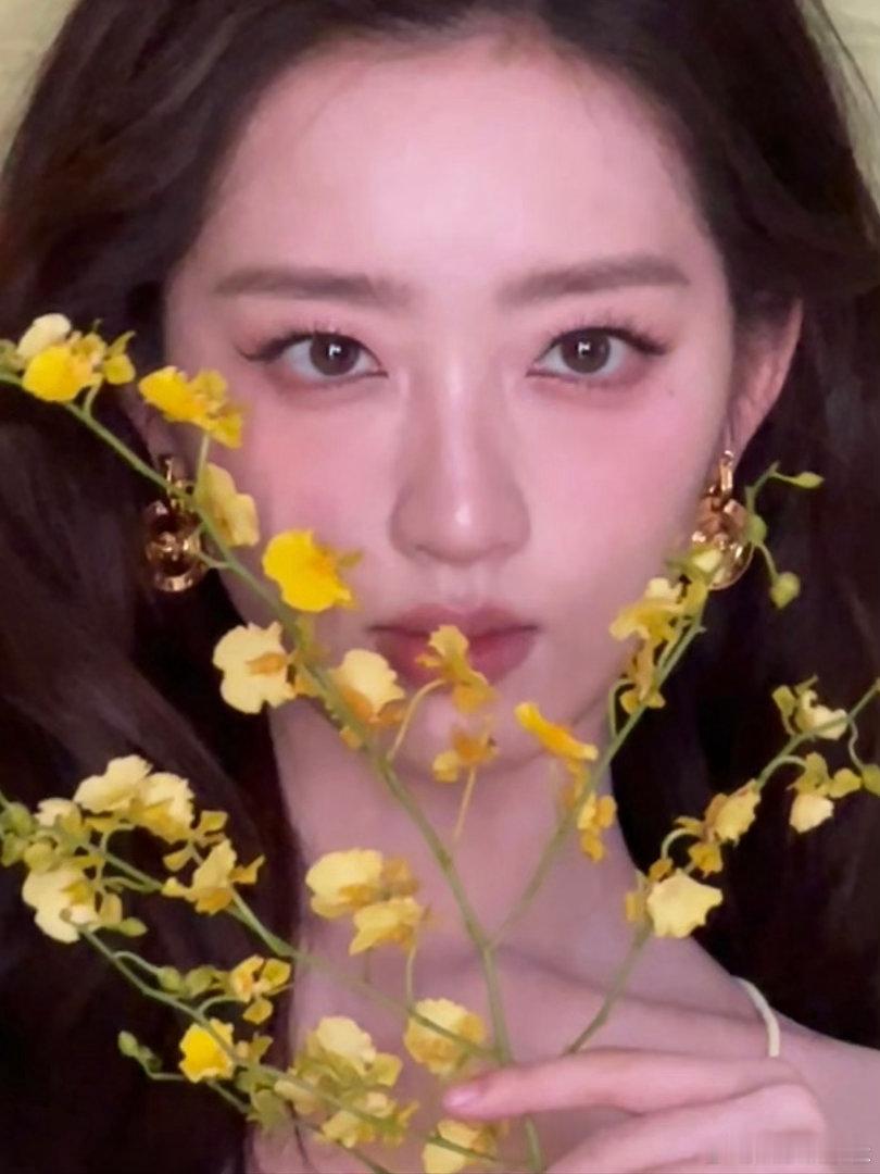 邓恩熙漂亮的发光了、邓恩熙吊带绿裙邓恩熙一袭清新雅致的吊带绿裙，氛围感直接拉满。