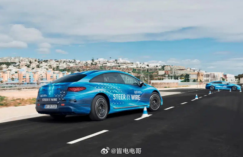 奔驰eqs 内饰官图有意思的不少喔最突出就是这个半辐方向盘，同时会更新线控转向技