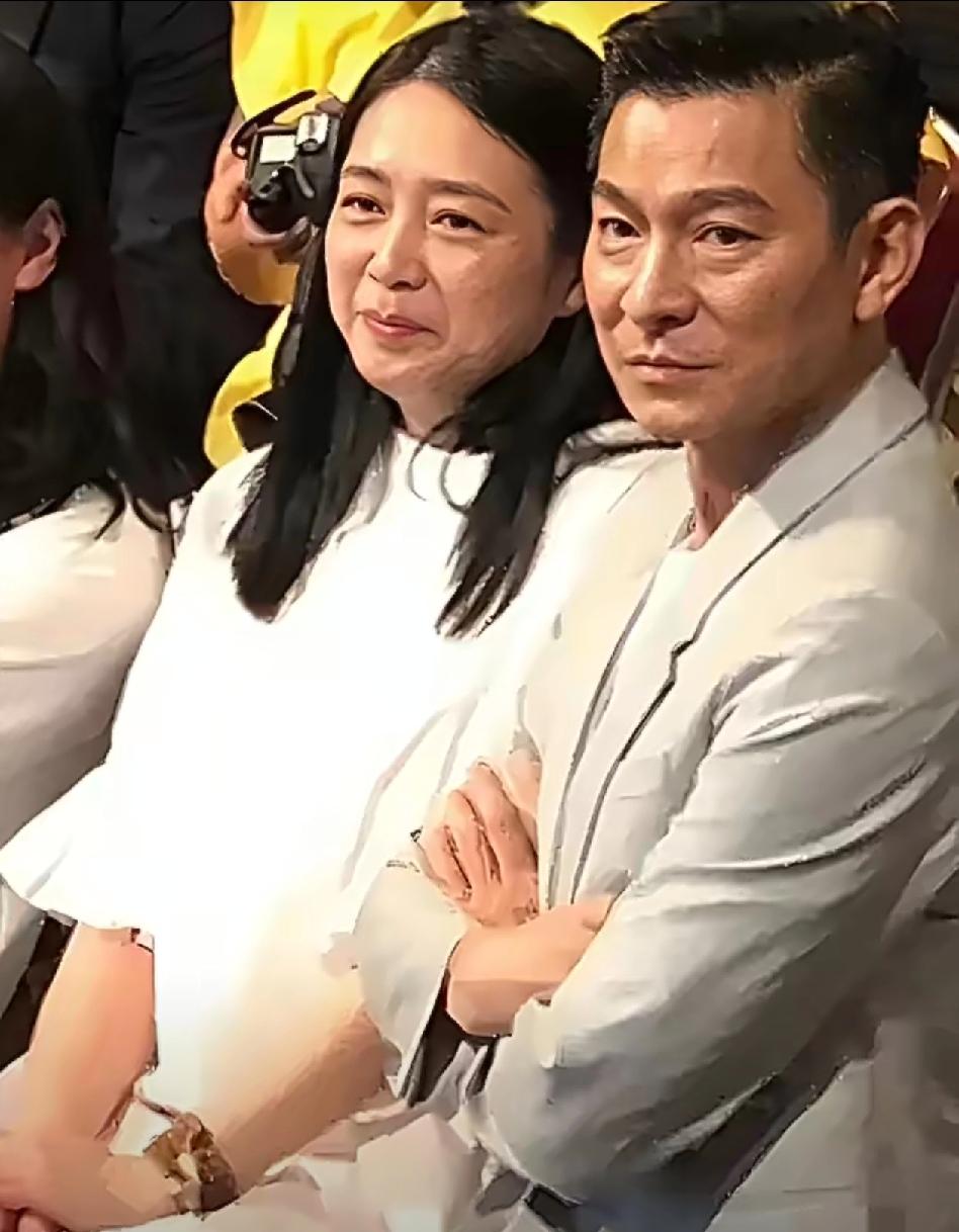 朱丽倩令人敬佩之处，并非因她嫁给天王刘德华，而是她从19岁倾心于他，直到43岁才