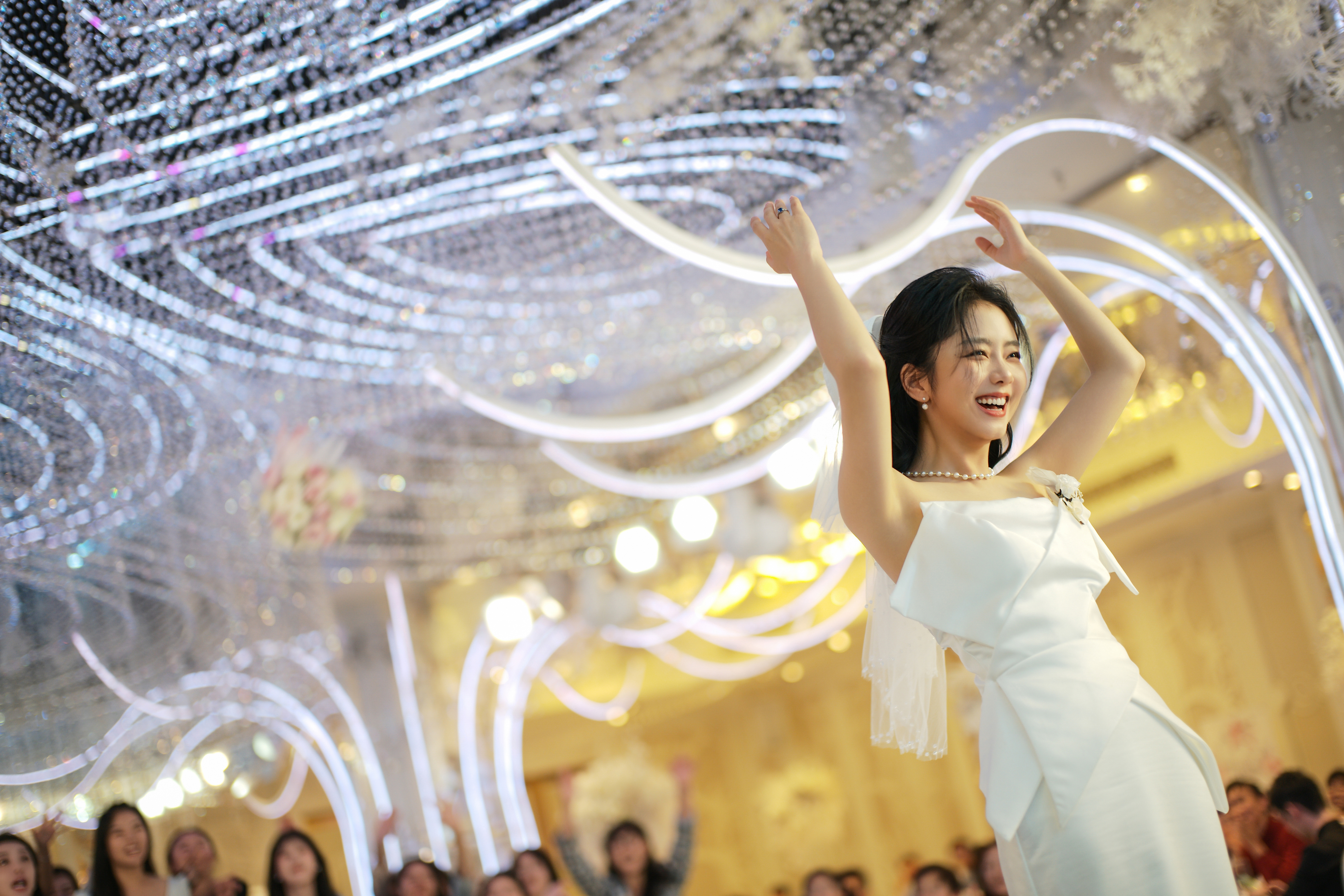 #谭松韵[超话]#  🎬#谭松韵再见李可乐# 小贴抖抖李妍婚礼片场花絮照💒电
