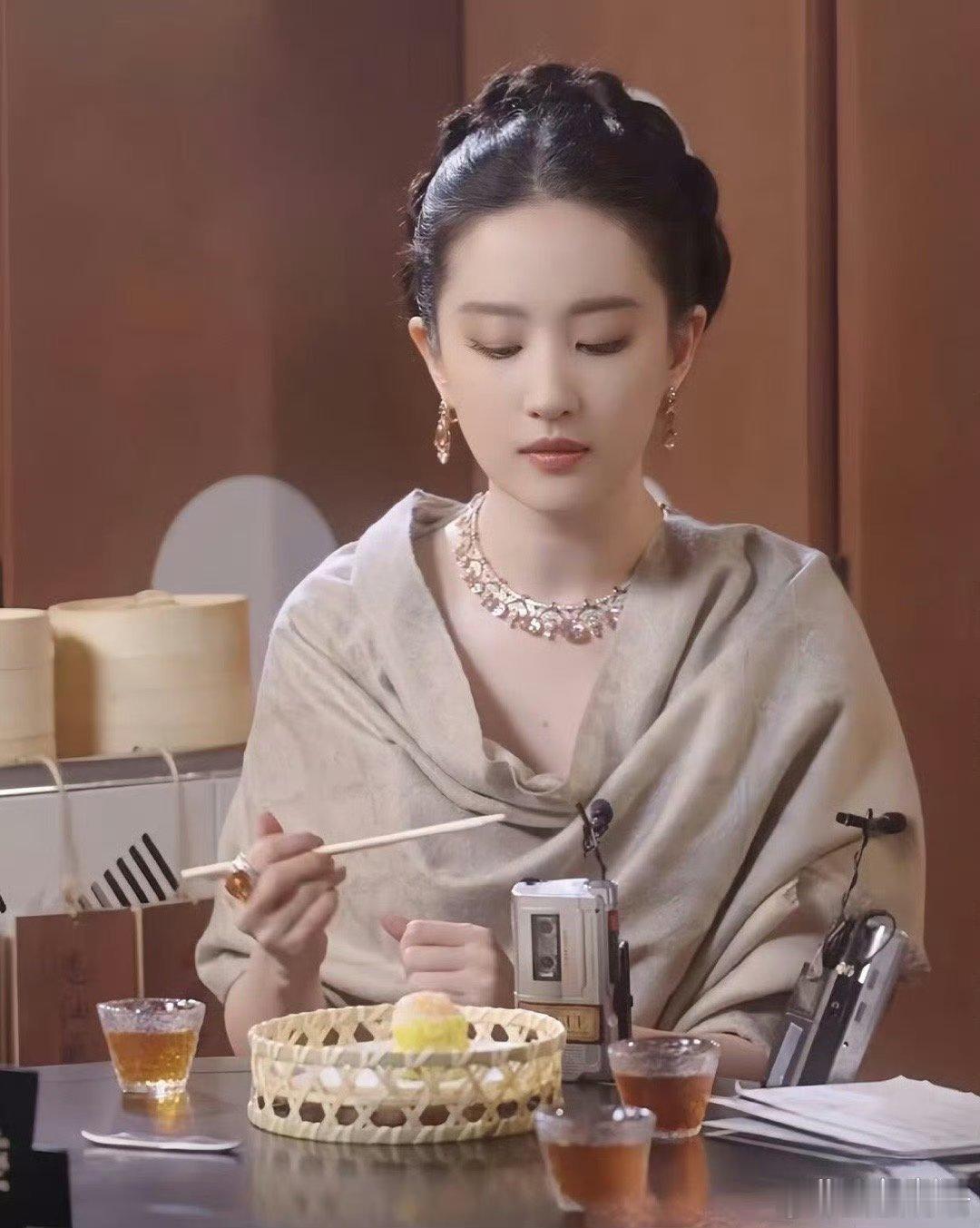 刘亦菲真是迷人，饥饿时她一直注视着桌上的烧麦。  