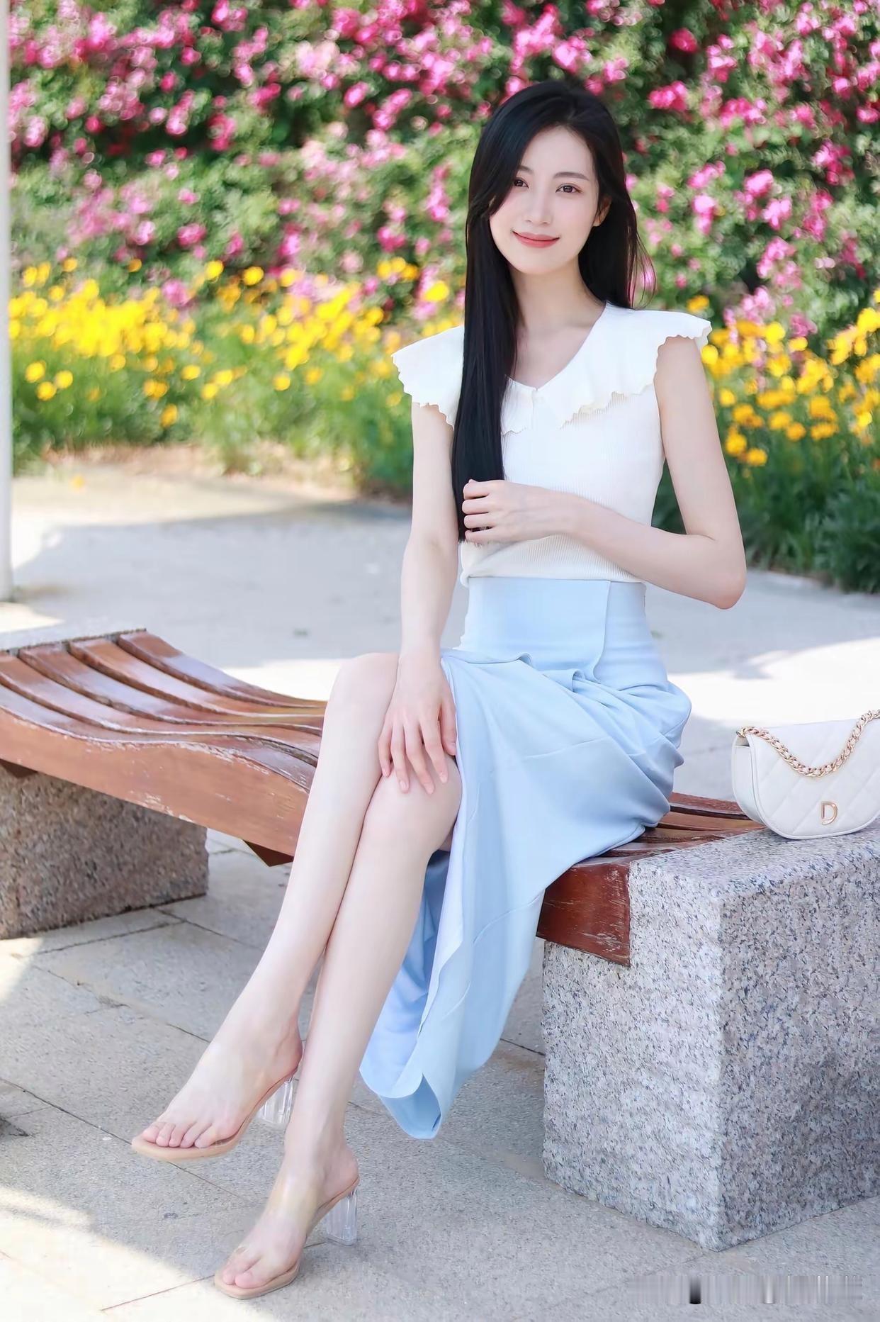 阳光下的优雅时光，粉花映衬下的清新穿搭
