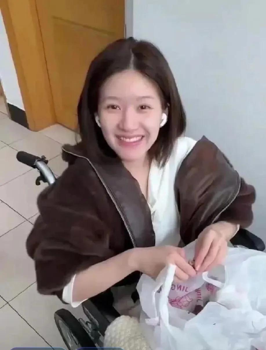 2025年1月25日，知名演员赵露思在一场活动中，身着喜庆装扮，向广大粉丝及观众