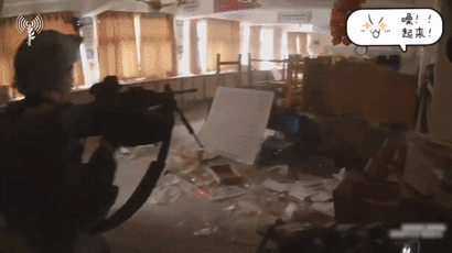 到处开火。一群以色列大兵，进入加沙一所学校的教室，对着昏暗的教室一顿扫射，纯属子