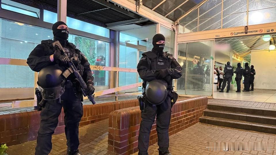 德国警察在Pinneberg的Pinneberg的酒吧进行了突袭，这是汉堡西北部