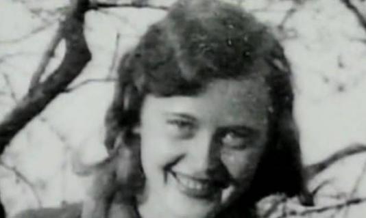 1951年，一名老妇人在参加一场宴会时，发现一副皮手套上的图案，居然是自己当年给