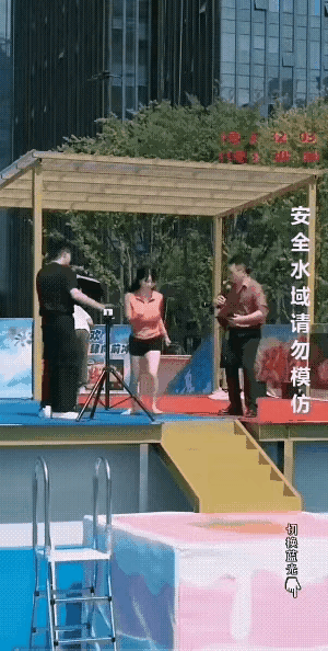 在和平的外套下，全球动荡不安。国庆期间，举国欢庆，国泰民安，到处都是一片祥和景象