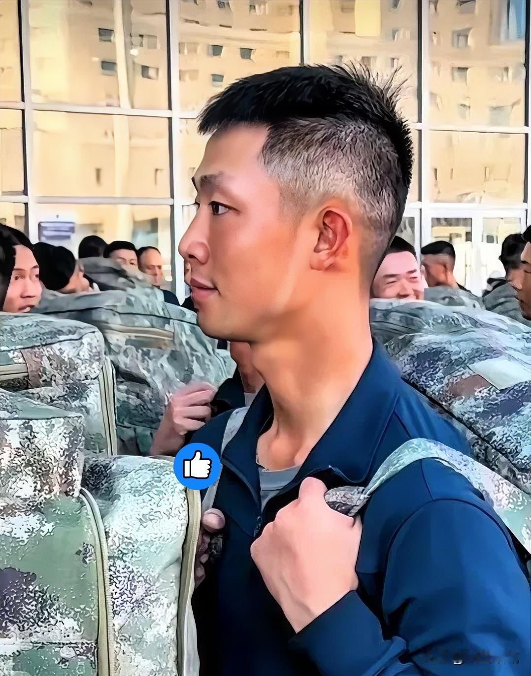 阅兵一结束，兵哥哥们陆陆续续回到部队，没想到出现了一堆丈母娘，原来是被他们脸上的