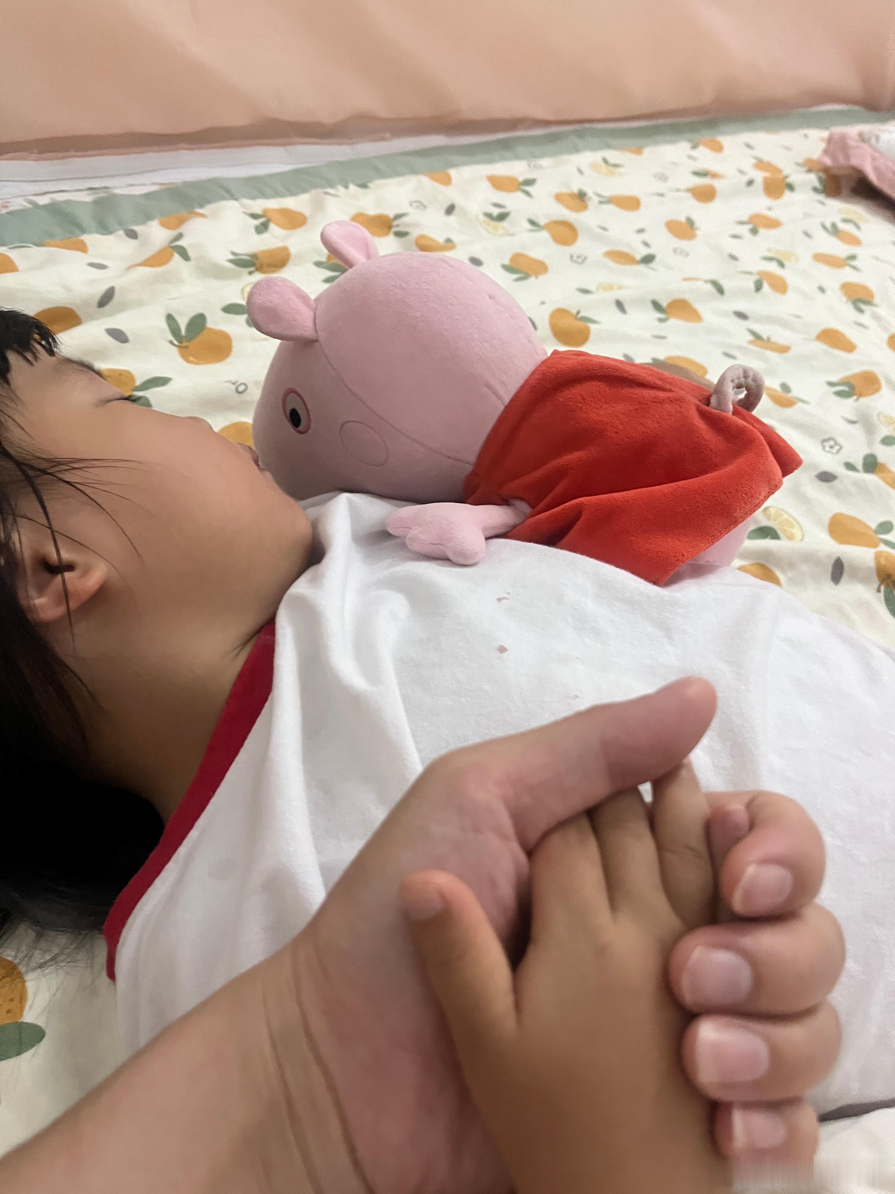 睡了，睡之前还在我背上骑马，老腰快断了，我说爸爸回来，你和他玩，爸爸有力气。搭好
