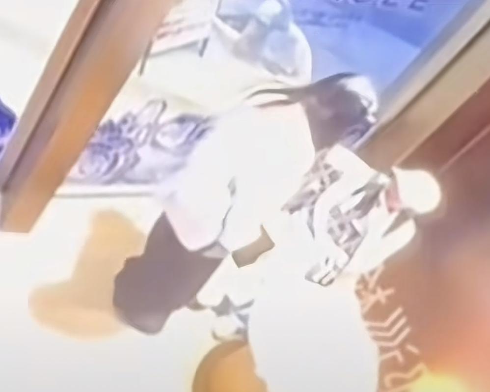 我本以为鸡鸣寺的那个事已经够癫了，没想到奶茶店的事件更癫！
具体怎么回事呢？就是