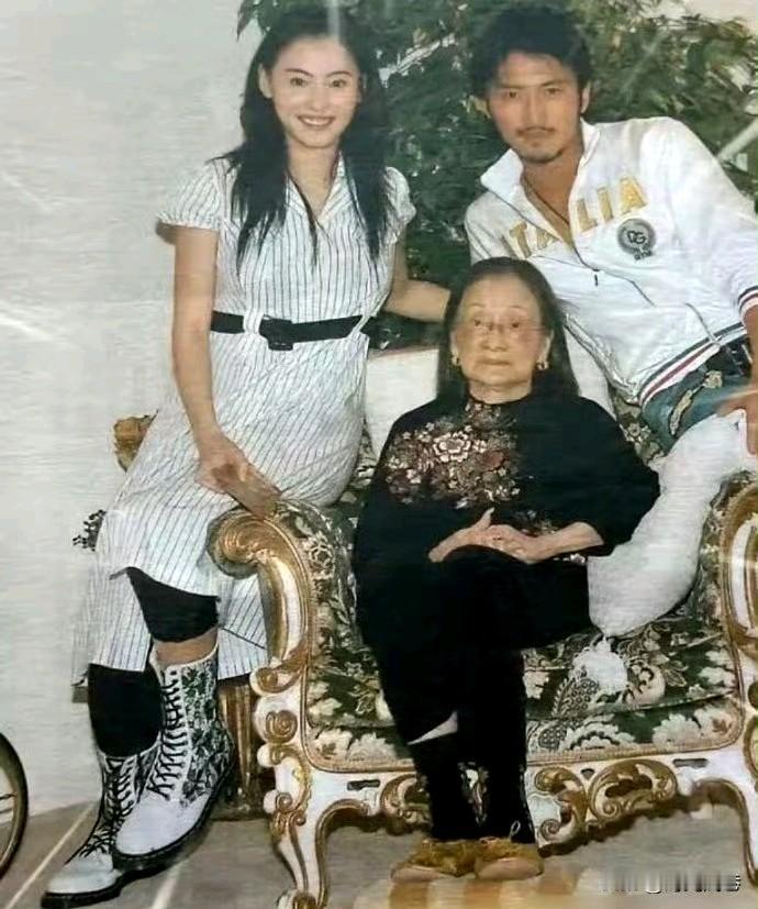 这张充满年代感的合照虽然略显模糊，但你肯定一眼就能认出后面两位俊男靓女。对吗？