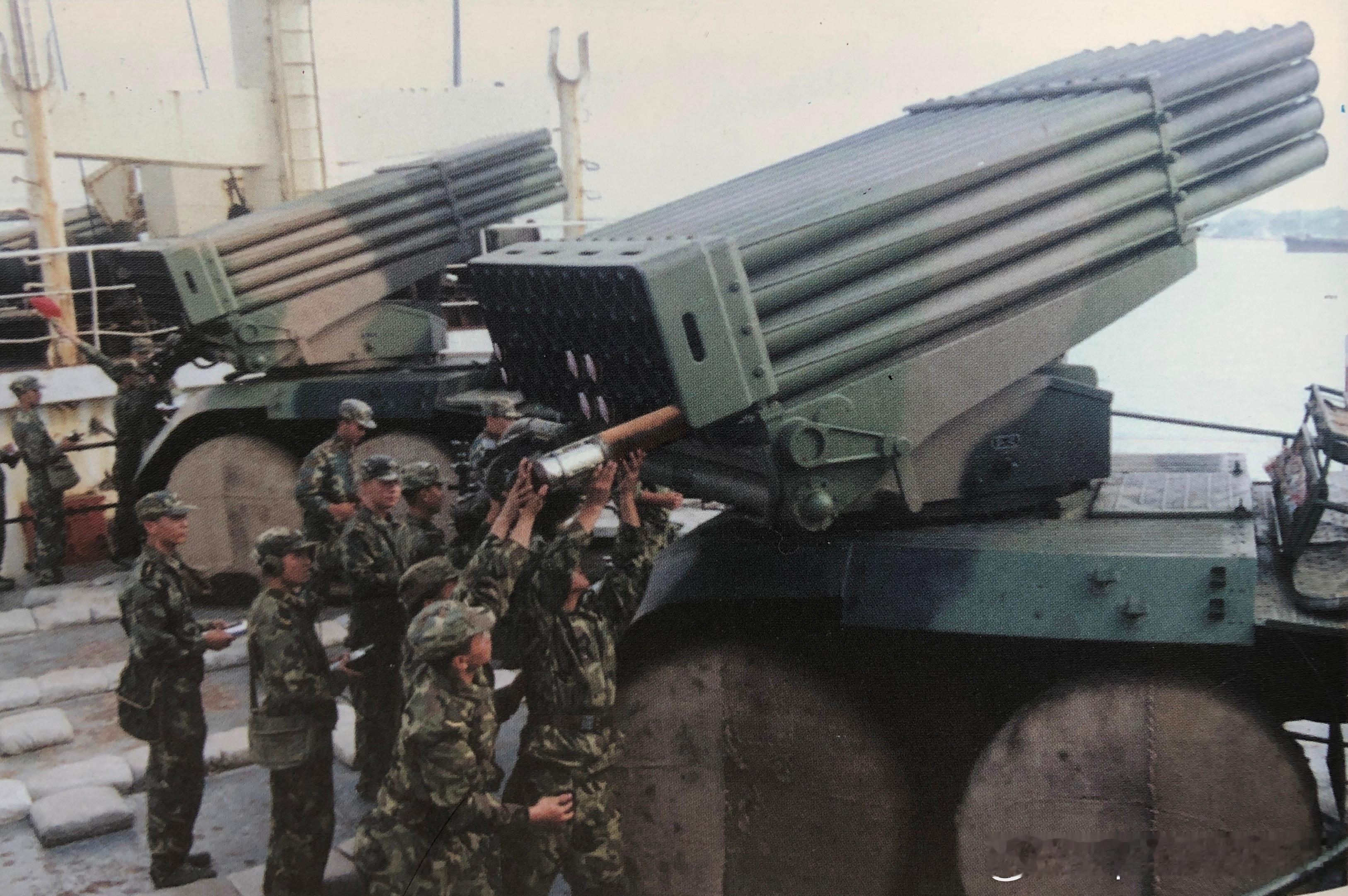2001年船载炮兵射击训练中给122火箭炮装弹军事历史全触达