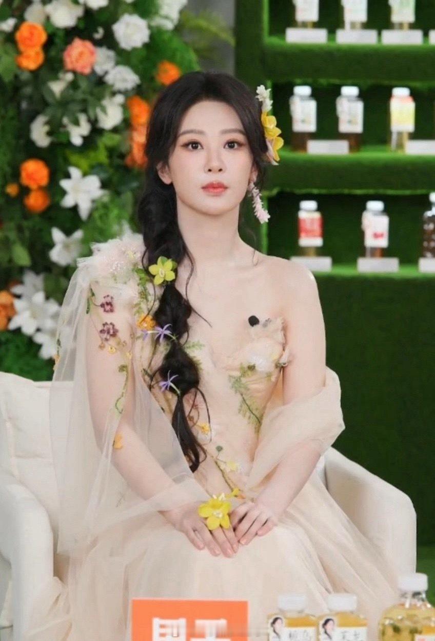 杨紫今天的直播截图。怎么评价？