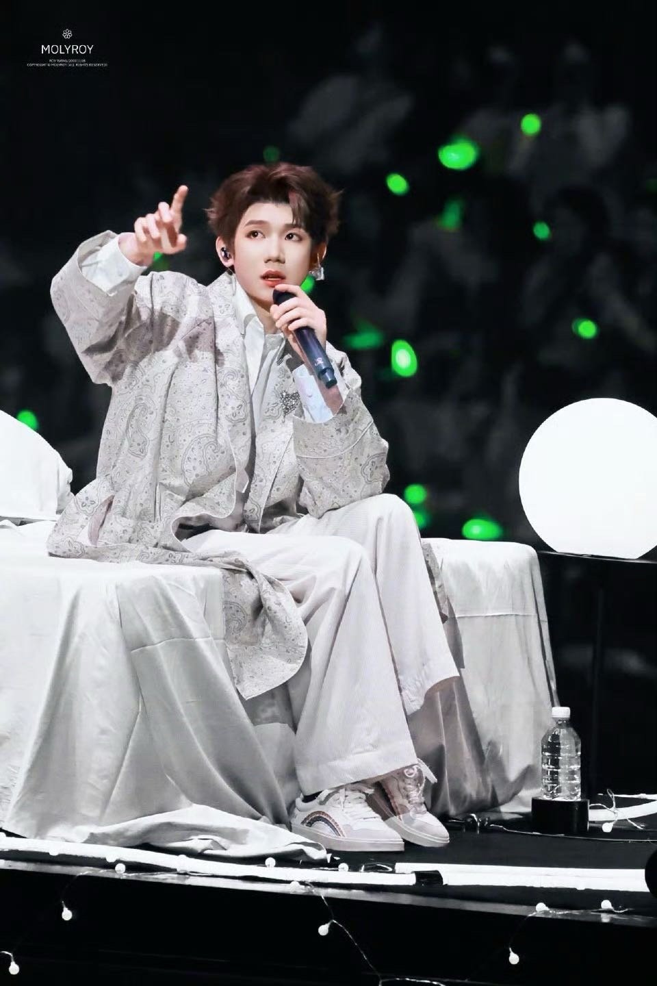 王源如果你是蜘蛛侠的话 被王源的即兴幽默戳中！当大家对着客厅的床跃跃欲试时，他冷