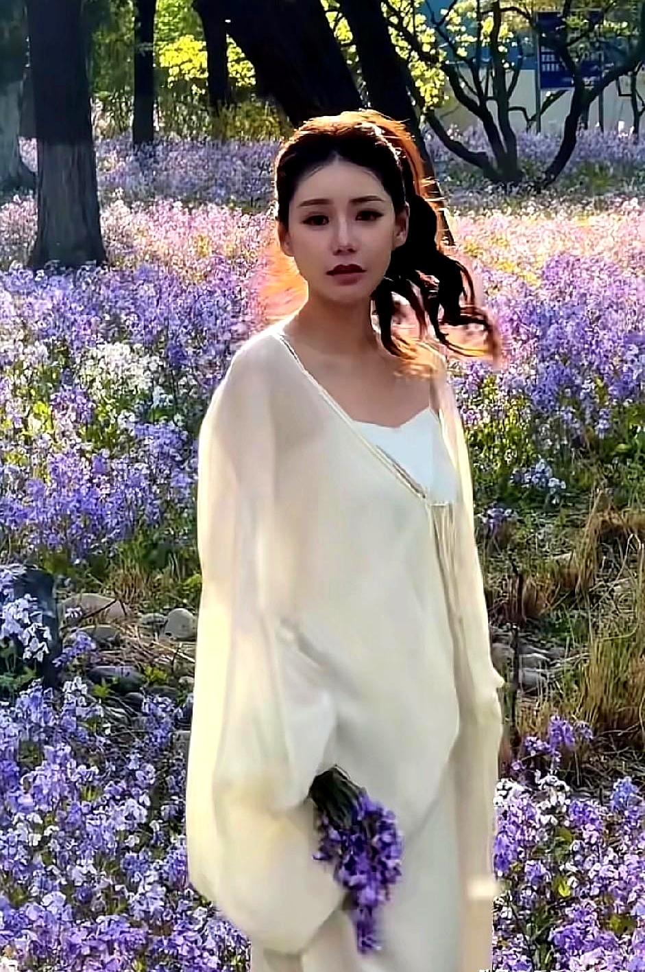 都嫌弃楼上吵抱怨没自己卧室了，那为啥不去住公公家试试呢？
说实话，汪小菲姓汪又不