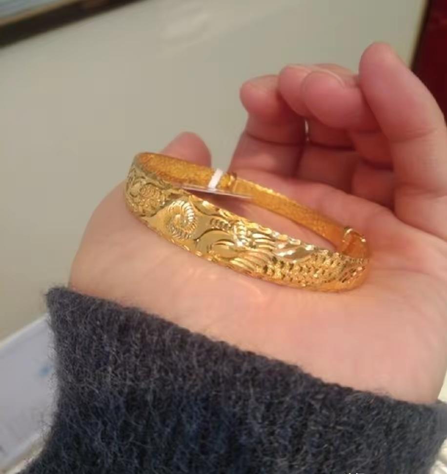 儿媳妇送我个两万八的金手镯，我嫌贵，瞒着她去退货。
​柜员验货时随口说：“阿姨，