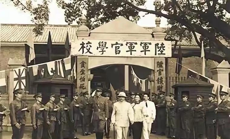 1949年，宋希濂被俘时，看了一眼追击他的解放军团长：“你是军长，还是师长？”团
