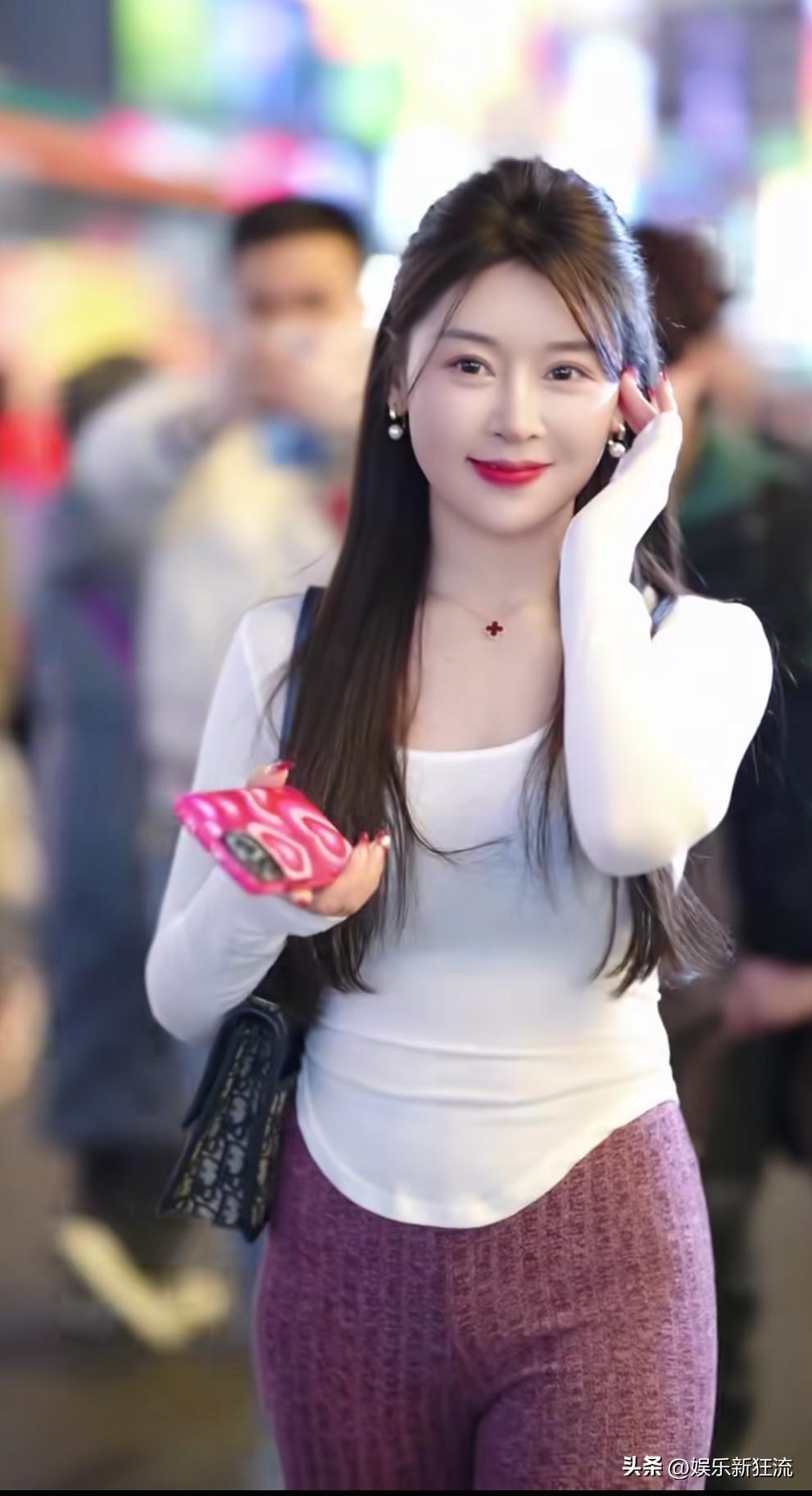 韩艺，国色天香，精致的时尚达人，拥有超高的网络人气，被很多网友认为是街拍界的NO