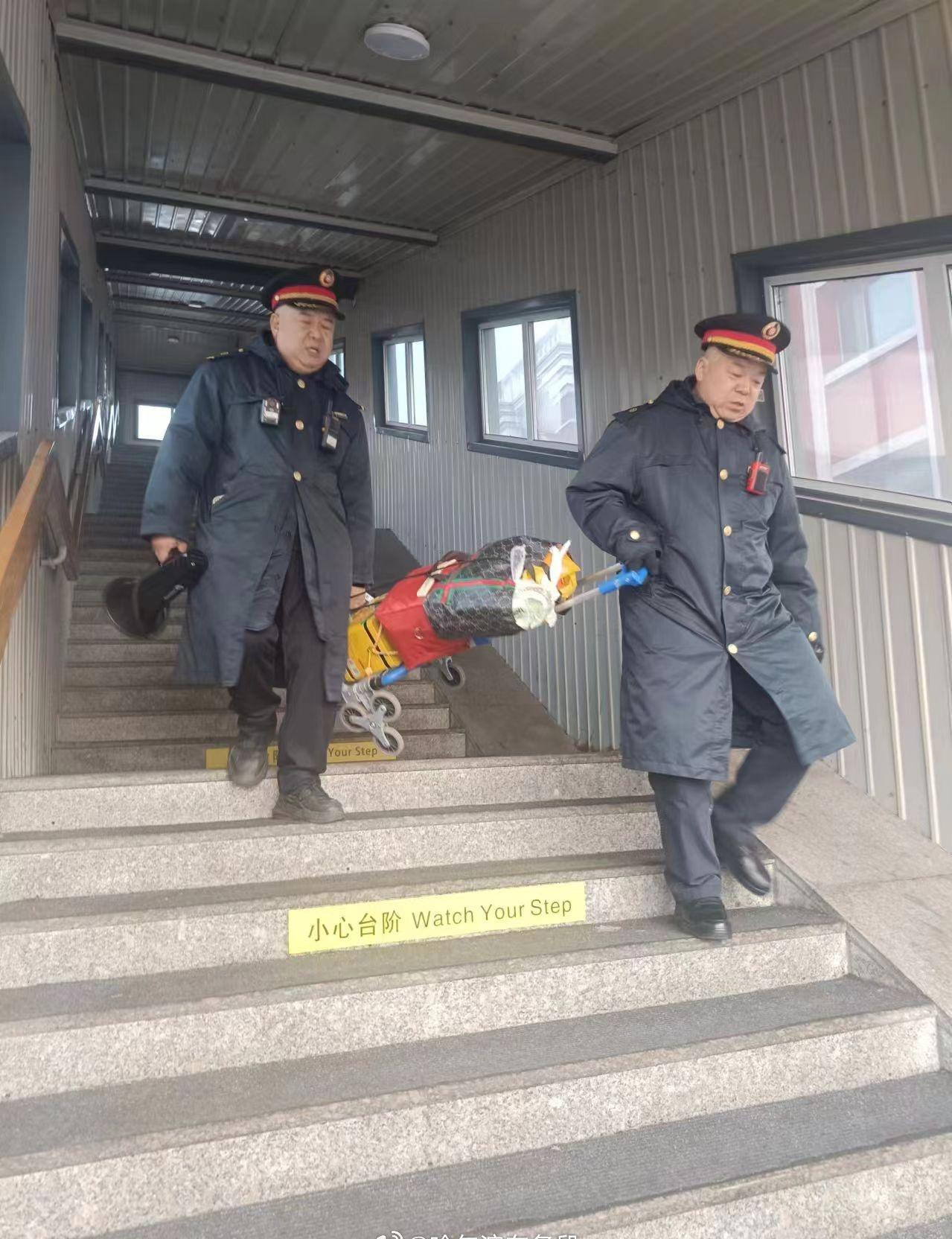 阿城站客运工作人员主动为旅客提拿行李，进行“多对一”服务，用贴心举措为旅客出行保