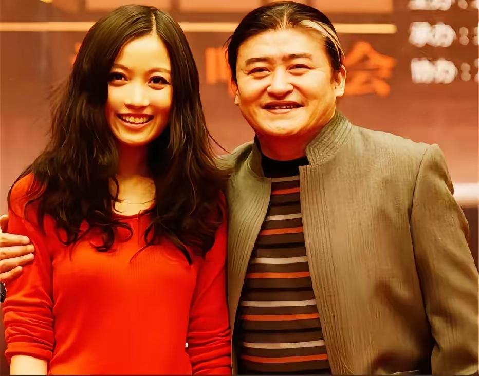 刘欢身边的美女是谁？
你们认识吗？
她的长发及腰，就像是长公主殿下似的
她的笑容