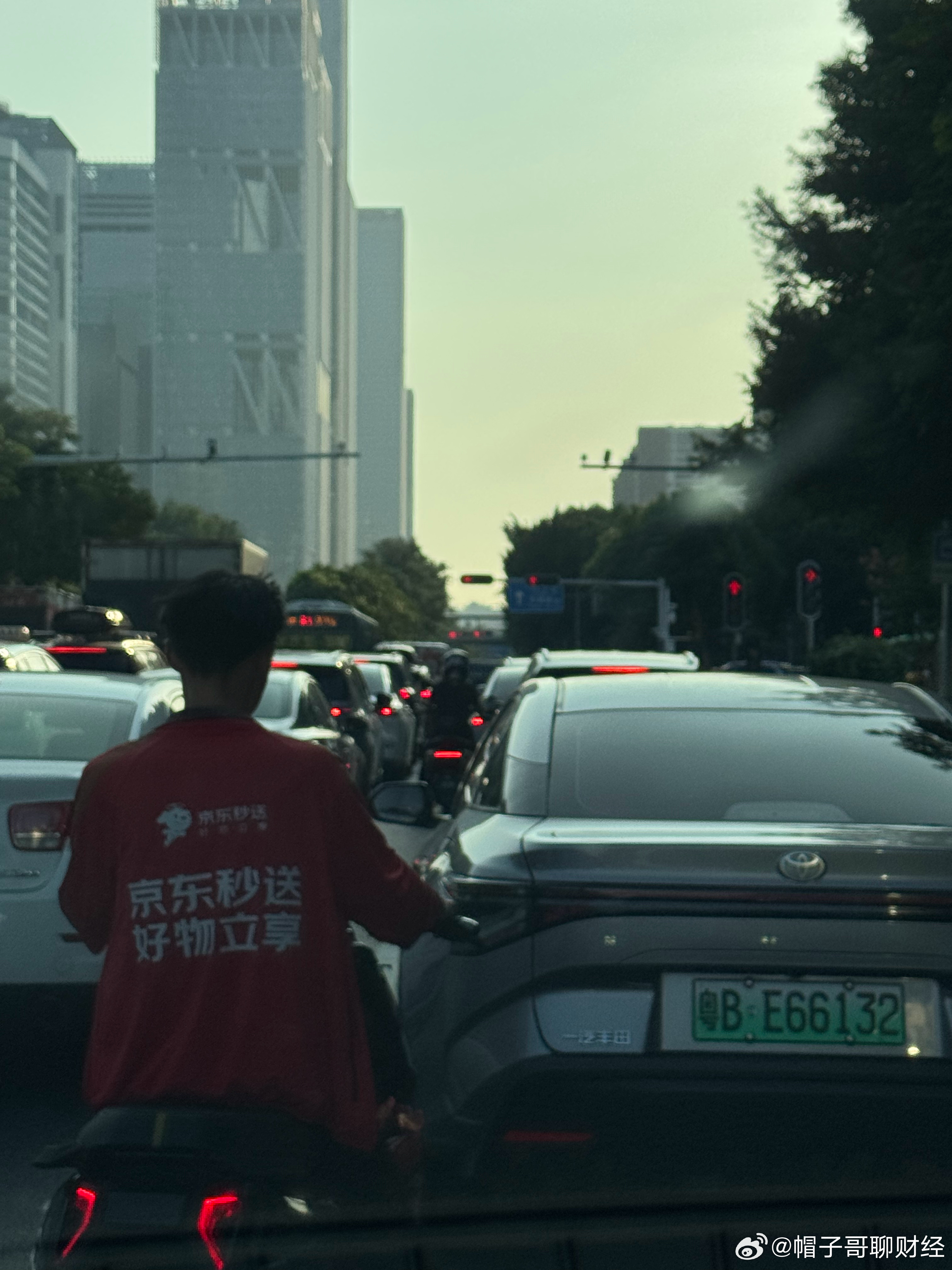 深圳电动车不是限速25吗？怎么我开60，9号电动车比我还快？电动车可以开这么快的