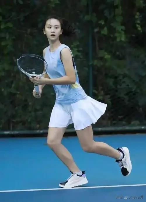 田亮的女儿森碟长的可比李湘家的王诗龄好看多了！森蝶落落大方，有邻家女孩的气质。王